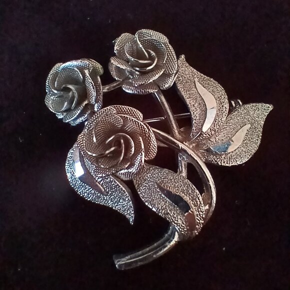Vintage silver-tone textured rose flower brooch - signed Coro ,  1960s - Picture 1 of 2